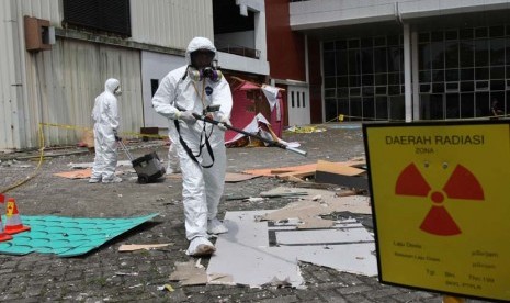 Simulasi anti teror Chemical Biological, Radiological and Nuclear (CBRN) Angkatan I yang dilakukan di fasilitas Badan Tenaga Atom Nasional (BATAN), Puspiptek, Banten, Selasa (23/4). 