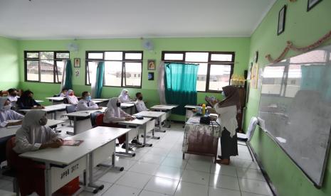 Simulasi belajar tatap muka di SMPN 2 Bekasi, Selasa (4/8).