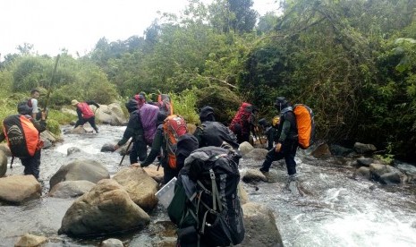 Simulasi ke medan bencana pada kegiatan pendidikan dasar KSR BSI  angkatan ke-6.