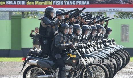 Simulasi latihan bersama TNI-Polri dalam rangka pengamanan pilkada serentak 2018 pada Apel Dansat 2018 di  Pusat Pendidikan Kavaleri (Pusdikkav) dan Pusat Kesenjataan Kavaleri (Pussenkav) Kodiklat TNI-AD di Kecamatan Padalarang, Kabupaten Bandung Barat (KBB), Senin (12/3).