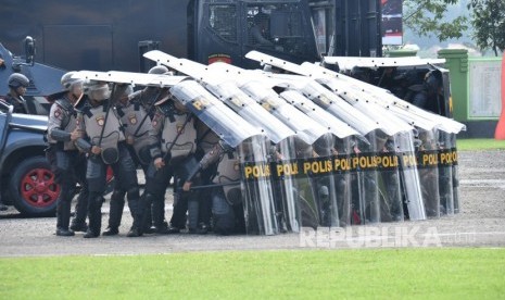 Simulasi latihan bersama TNI-Polri dalam rangka pengamanan pilkada serentak 2018 pada Apel Dansat 2018 di  Pusat Pendidikan Kavaleri (Pusdikkav) dan Pusat Kesenjataan Kavaleri (Pussenkav) Kodiklat TNI-AD di Kecamatan Padalarang, Kabupaten Bandung Barat (KBB), Senin (12/3).