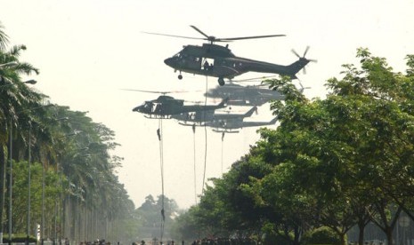 Simulasi Latihan Pembebasan Sandera Penanggulangan Teroris Pasukan Khusus TNI 2014 di Mabes TNI Cilangkap.