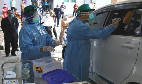 Simulasi layanan pengambilan swab drive thru (tanpa turun) di laboratorium tes Polymerase Chain Reaction (PCR), di Rumah Sakit Nasional Diponegoro (RSND) Undip Semarang, Rabu (22/4).