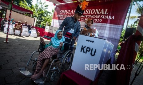 Simulasi Nasional Pemilu 2019. Warga memasukan surat suara ke dalam kotak suara usai dicoblos saat mengikuti acara Simulasi Nasional Pemungutan dan Perhitungan Pemilu 2019 