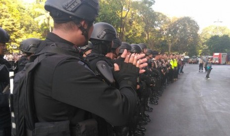 Simulasi pengamanan Asian Paragames di GBK Senayan, Sabtu (23/6). 