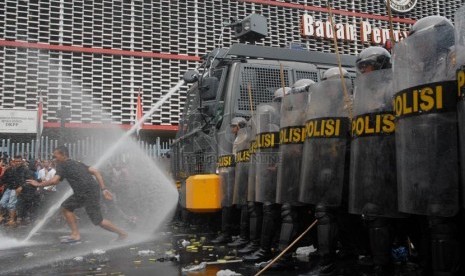  Simulasi pengamanan Pemilu 2014 di depan gedung Badan Pengawasan Pemilu (Bawaslu), Jakarta, Jumat (7/2).  (Republika/Rakhmawaty La'lang)