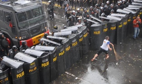  Simulasi pengamanan Pemilu 2014 di depan gedung Badan Pengawasan Pemilu (Bawaslu), Jakarta, Jumat (7/2).  (Republika/Rakhmawaty La'lang)