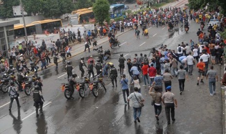  Simulasi pengamanan Pemilu 2014 di depan gedung Badan Pengawasan Pemilu (Bawaslu), Jakarta, Jumat (7/2).  (Republika/Rakhmawaty La'lang)