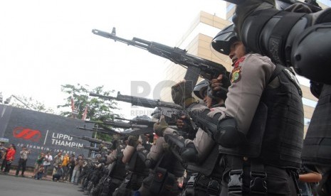 Simulasi pengamanan Pemilu 2014 di depan gedung Badan Pengawasan Pemilu (Bawaslu), Jakarta, Jumat (7/2).  (Republika/Rakhmawaty La'lang)