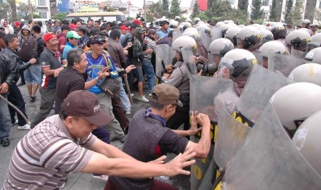 Simulasi Penyekatan Massa: Bentrokan massa di Gerbang Tol Pastur, Kota Bandung dengan aparat keamanan pada kegiatan simulasi penyekatan massa menghadapi putusan Mahkamah Konstitusi (MK) dalam sengketa Pilpres 2014, yang digelar Polrestabes Bandung, Senin (