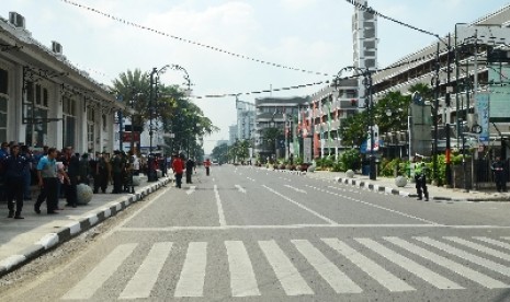 Simulasi puncak prosesi Konferensi Asia Afrika (KAA) ke-60 di Jalan Asia Afrika, Bandung, Rabu (22/4).