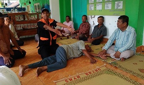 Simulasi Tindakan Pertolongan Pertama Kecelakaan Lansia (TP2KL) oleh RZ di Klaten, Rabu (25/5). Foto: Istimewa