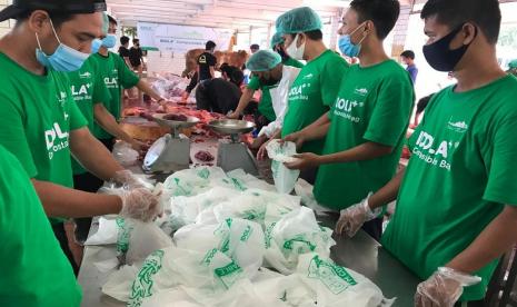 Sinar Joyoboyo Plastik membuktikan komitmennya melalui kegiatan CSR dengan membagikan  plastik ramah lingkungan bersertifikasi Halal MUI kepada masjid-masjid, terutama masjid terbesar di Indonesia, Masjid Istiqlal, pada saat Hari Raya Idul Adha untuk digunakan sebagai wadah pembungkus daging kurban. keunggulan utama produk IDOLA+ Compostable Bag adalah bisa terurai menjadi kompos