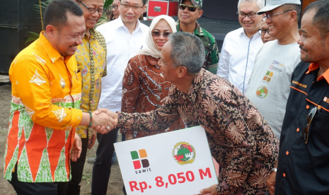  Sinar Mas Agribusiness and Food melalui anak usahanya yang beroperasi di wilayah Riau, PT Ramajaya Pramukti menggelar penanaman kembali (replanting) perdana program peremajaan kebun kelapa sawit. 