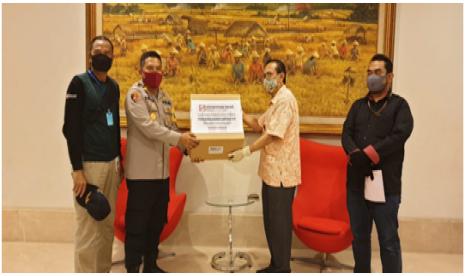 Sinar Mas Land diwakili Corporate Governance & Sustainability Division Head, Ignesjz Kemalawarta menyerahkan bantuan masker kain secara simbolis kepadaKapolsek Cisauk, AKP Rolando V.A Hutajulu SH, MH.,didampingi Yohanes Bari (Kepala Security Sinar Mas Land) dan Ilham Wahyudi (Head of Sustainability Program, Strategy and Monitoring – Sinar Mas Land).(20/4)