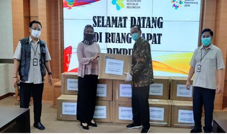 Sinar Mas Land diwakili oleh Corporate Governance & Sustainability Division Head, Ignesjz Kemalawarta, menyerahkan bantuan 12.500 alat Rapid Test Kit (RTK) secara simbolis kepada dr. Mariya Mubarika Staf Khusus Kesehatan Bidang Peningkatan Sumber Daya Manusia Kesehatan di Gedung Adhyatama Kementerian Kesehatan, Jakarta (13/4).