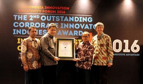 Sinar Mas Land diwakili oleh Dhony Rahajoe, Managing Director President Office (kedua dari kiri), menerima penghargaan sebagai Indonesia Most Creative Companies 2016 diajang OCI Indonesia Award 2016.