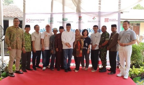 Sinar Mas Land kembali bersinergi dengan Yayasan Muslim Sinar Mas, Yayasan Buddha Tzu Chi, Eka Hospital, Eka Tjipta Foundation dan UPT Pukesmas Pagedangan menggelar kegiatan bakti sosial kemasyarakatan di SDMI Raudlatul Anwar.