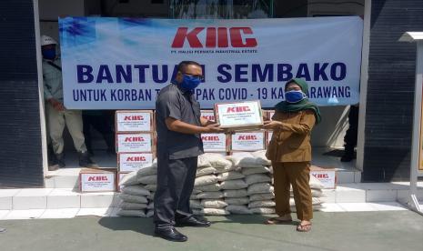 Sinar Mas Land melalui salah satu perusahaan patungan (JV), Karawang International Industrial City (KIIC), menyerahkan bantuan 500 Kg beras dan 50 dus mie instan untuk warga di Desa Sukaluyu dan Desa Puseurjaya di Kabupaten Karawang.  Masing-masing desa mendapatkan 250 Kg beras dan 25 dus mie instan. 