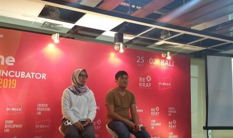 Sineas muda asal Padang David Darmadi dan Lidia Afrilita, ketika menggelar konferensi pers terkait film dokumenter mereka berjudul Diary of Cattle yang telah diputar perdana di Nyon, Swiss 11 April lalu.