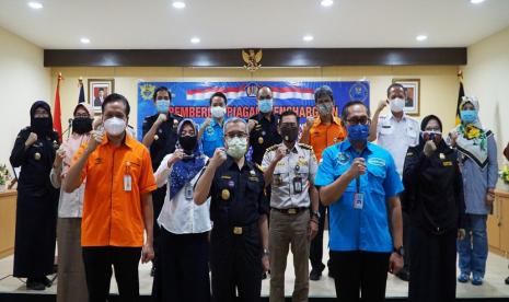  Sinergi antara Bea Cukai dan Badan Narkotika Nasional (BNN) sangat diperlukan dan harus terus ditingkatkan agar dapat bersama-sama memberantas peredaran gelap narkotika di Indonesia. Hal ini disampaikan Kepala Kantor Bea Cukai Kantor Pos Pasar Baru, Kunawi, pada Kamis (06/08) di ruang kerjanya.