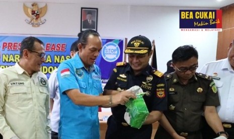 Sinergi Bea Cukai dan BNN Selamatkan 110 Ribu Jiwa. petugas gabungan Bea Cukai Dumai bersama tim BNN berhasil menindak 10kg Sabu dan 60.000 butir ekstasi (MDMA) pada Senin (17/2) lalu. 