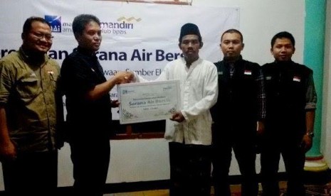 Sinergi Foundation dan BPZIS Mandiri memberikan bantuan sarana air bersih kepada warga di pelosok Cianjur.