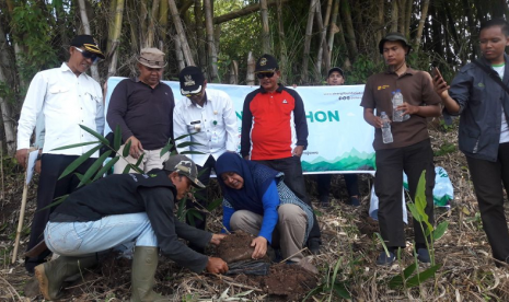 Sinergi Foundation mengadakan penanaman bibit bambu di Gunung Pabeasan Desa Putrajawa Kecamatan Selaawi Kabupaten Garut, Jawa Barat pada Rabu, (28/3).