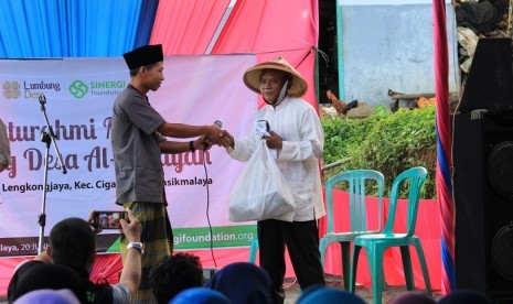 Sinergi Foundation menyerahkan THR untuk petani binaan di Tasikmalaya.