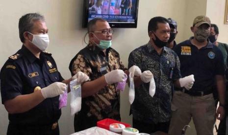 Sinergi Kanwil Bea Cukai Kalimantan Bagian Timur (Kalbagtim) dan Bea Cukai Pekanbaru bersama Badan Narkotika Nasional Provinsi (BNNP) Kaltim berhasil mengungkap jaringan peredaran narkotika antar-pulau dengan barang bukti narkotika jenis sabu lebih 2kg dan 1000 butir pil ekstasi.