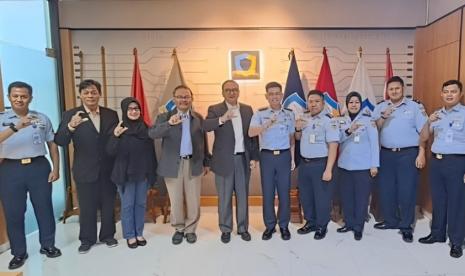 Sinergi lembaga pendidikan dengan militer guna menjaga keamanan siber nasional, tercermin dari Kampus Fintech Pertama di Indonesia, Cyber University. 