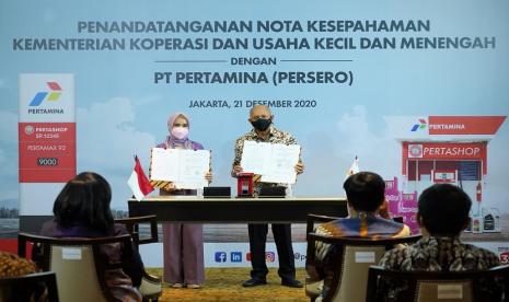 Sinergi Pertamina dan KemenkopUKM ini tertuang dalam penandatanganan Nota Kesepahaman oleh Menteri Koperasi dan UKM Teten Masduki dan Direktur Utama PT Pertamina (Persero) Nicke Widyawati , Senin (21/12). 