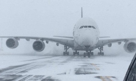 Singapore Airlines Airbus A380 mendarat darurat akibat badai bom siklon.