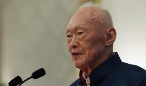 Singapore's former Prime Minister Lee Kuan Yew speaks during his book launch at the Istana in Singapore August 6, 2013.