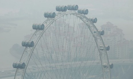 Singapura tertutup polusi asap yang disebabkan oleh kebakaran hutan di Sumatera (17/6). Menurut laporan media setempat, pengukur kualitas udara Singapura 'Pollutant Standards Index (PSI)' menunjukkan angka 111 pada jam empat sore (waktu Singapura).