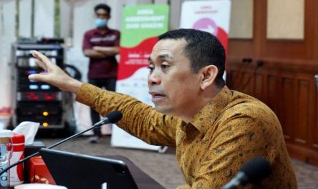 Sinyal harga BBM subsidi akan naik semakin kencang. Anggota Komisi XI DPR RI Kamrussamad mengingatkan pemerintah untuk tidak gegabah mewacanakan rencana tersebut.