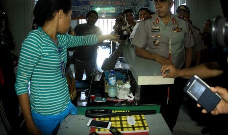 Sipir lapas berikan penjelasan kepada Kapolda Papua, Irjen Pol Paulus Waterpauw (kanan) di pintu masuk utama Lapas Klas II A Abepura, Kota Jayapura, Papua, Jumat (08/01/2015).