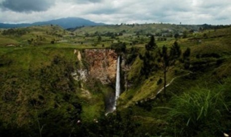 Sipiso-piso Waterfall in Medan, North Sumatra (illustration).  