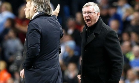  Sir Alex Ferguson (kanan) berteriak pada Roberto Mancini (kiri) saat pertandingan Liga Primer Inggris antara Manchester City dan Manchester United di Stadion Etihad, Manchester, Selasa (1/5) WIB dinihari. (Matt Dunham/AP)