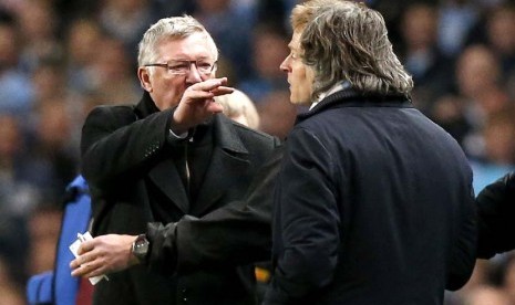   Sir Alex Ferguson (kiri) nyaris terlibat adu jotos dengan Roberto Mancini (kanan) saat pertandingan Liga Primer Inggris antara Manchester City dan Manchester United di Stadion Etihad, Manchester, Selasa (1/5) WIB dinihari. (Matt Dunham/AP)