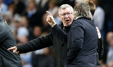  Sir Alex Ferguson (kiri) terlibat adu mulut dengan Roberto Mancini (kanan) saat pertandingan Liga Primer Inggris antara Manchester City dan Manchester United di Stadion Etihad, Manchester, Selasa (1/5) WIB dinihari. (Matt Dunham/AP)