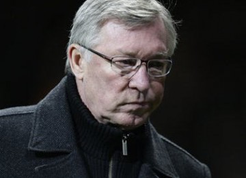 Sir Alex Ferguson, manajer Manchester United, tertunduk lesu usai skuatnya kalah 2-3 dari menjamu Athletic Bilbao di leg pertama babak 16 besar Liga Europa di Stadion Old Trafford, Manchester, Kamis (8/3). 