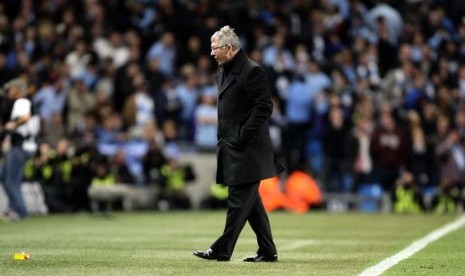  Sir Alex Ferguson tampak lesu meninggalkan lapangan dan terpaksa harus mengakui keunggulan tim tuan rumah saat kalah 1-0 dari Manchester City dalam pertandingan Liga Primer Inggris di Stadion Etihad, Manchester, Selasa (1/5) WIB dinihari. (Jon Super/AP)