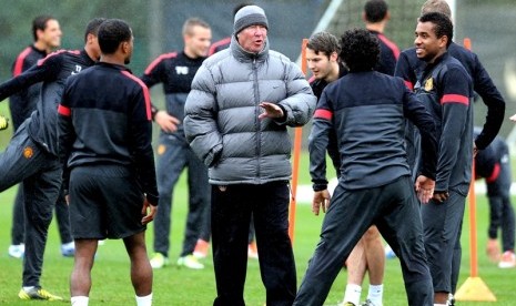 Sir Alex Ferguson (tengah) di lapangan kompleks latihan MU di Carrington.