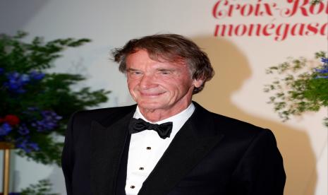 Sir Jim Ratcliffe menguasai 25 persen saham klub Manchester United.