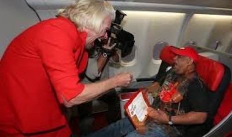 Sir Richard Branson menjadi pramugari AirAsia