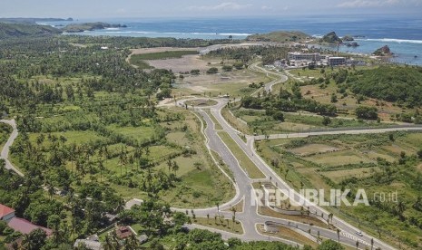 Pembangunan Sirkuit MotoGP Mandalika. Foto areal ruas jalan gerbang barat Kawasan Ekonomi Khusus (KEK) Mandalika di Desa Kuta, Kecamatan Pujut, Praya, Lombok Tengah, NTB, Minggu (24/2/2019).