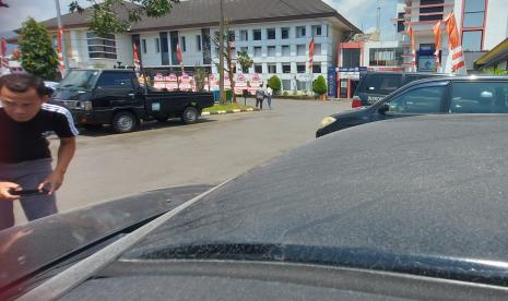  Sisa abu vulkanis erupsi Merapi yang masih menempel pada kendaraan dinas milik Pemkab Semarang, yang terparkir di halaman gedung Sekda Kabupaten Semarang, Senin (13/3) siang.