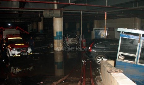   Sisa air banjir yang menggenangi basement I Gedung UOB di Jalan MH. Thamrin, Jakarta Pusat,Ahad (20/1).  (Republika/Yasin Habibi)