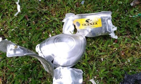 Sisa aluminium bekas ledakan berserakan di Taman Pandawa, Kelurahan Arjuna, Kecamatan Cicendo, Bandung, Senin (27/2).